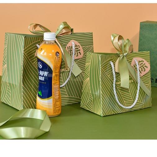 

Koleksi Terbaru Paper Bag Green Hijau Premium Kantong Goodie Pita Monokrom Gold OD0`