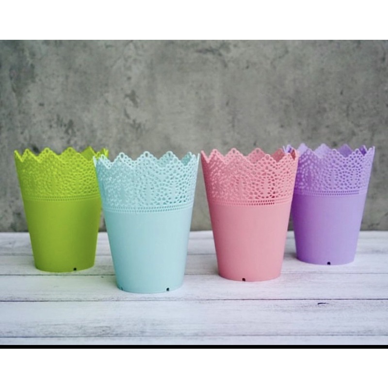 Vas Bunga Plastik Renda Kecil/1pcs