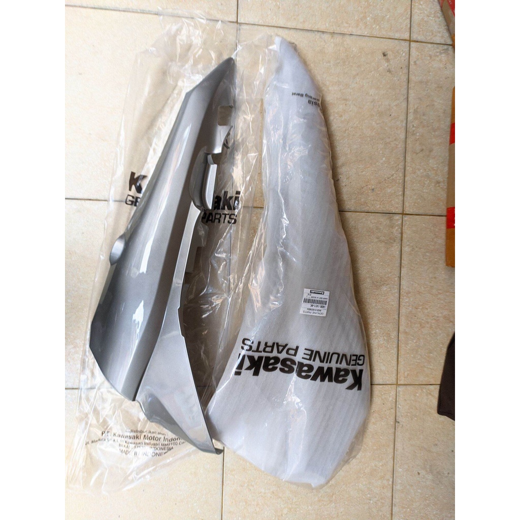 COVER SEAT LH/RH COVER BODY BELAKANG BLITZ R  SILVER 1SET Original Kawasaki