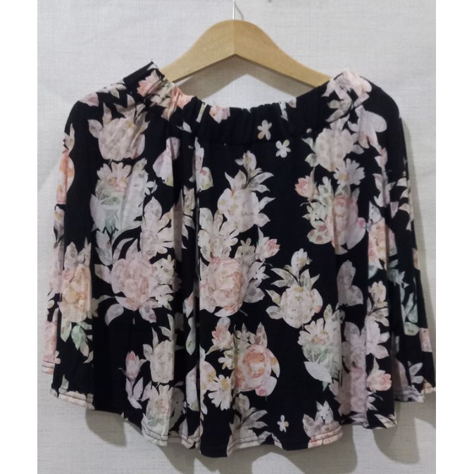 Rok Mini Wanita warna hitam, motif bunga-bunga kuning/hijau
