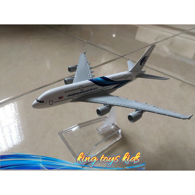 LARIS / Miniatur Diecast Pesawat Terbang Malaysia Airlines Bahan Besi