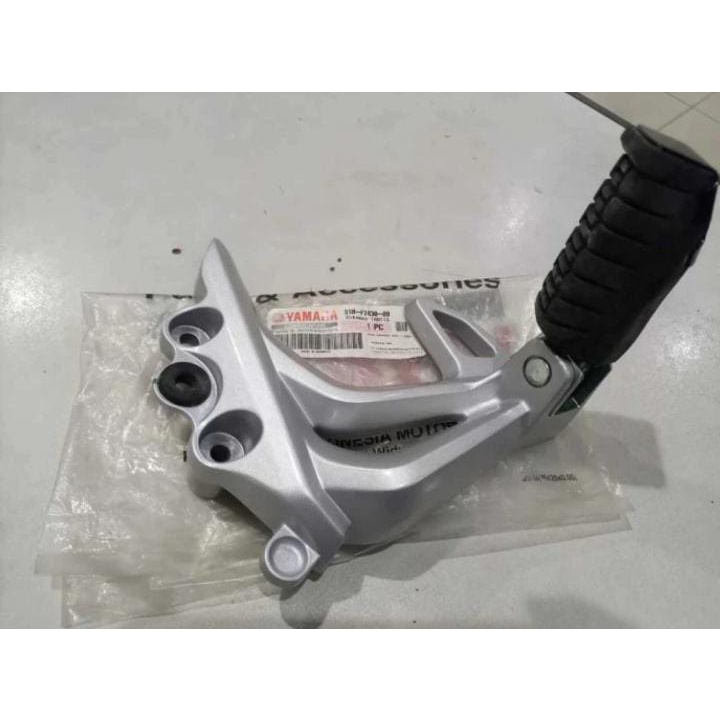 BRACKET BREKET DUDUKAN FOOTSTEP STEP BELAKANG KIRI JUPITER Z NEW ASLI ORI YAMAHA 31B F7430 00