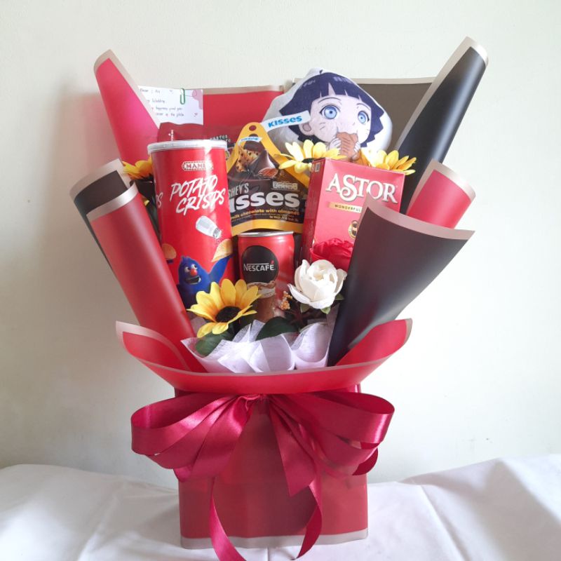 

Custom Hand Bouquet Snack Flower and Mini Doll Pillow / Buket Makanan Jajanan Bunga Boneka / Bengbeng Astor Kisses Potato Chip Nescafe / Keripik Kentang Coklat Kopi