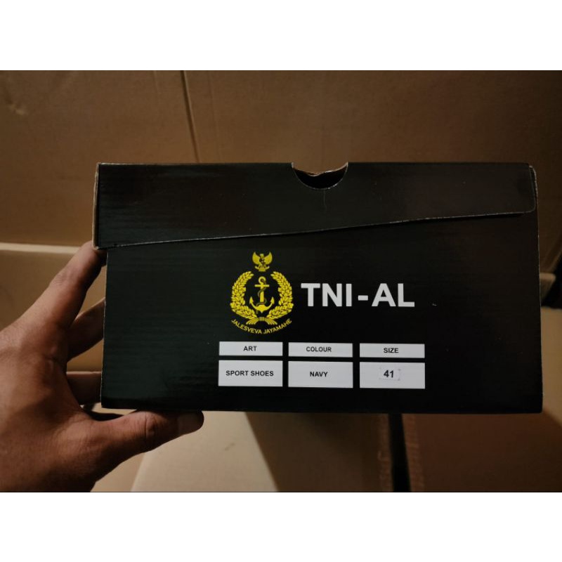 sepatu olah raga jatah tni polri