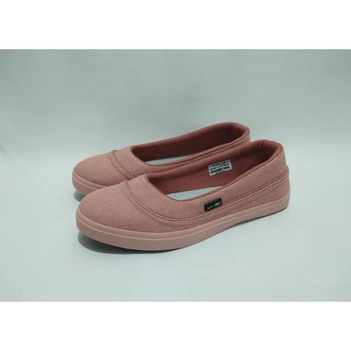 SEPATU WANITA SLIP ON  05 PUTIH POLOS.SEPATU SLIP ON TERBARU TERLARIS