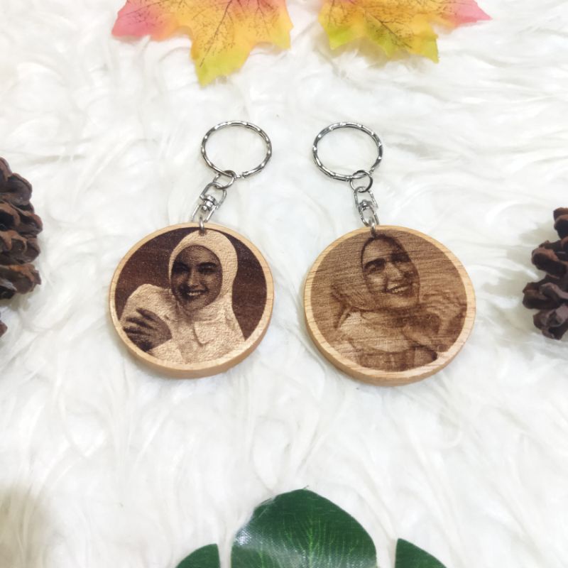 Gantungan Kunci Foto Wajah Sendiri Laser Grafir Custom Kayu Bulat