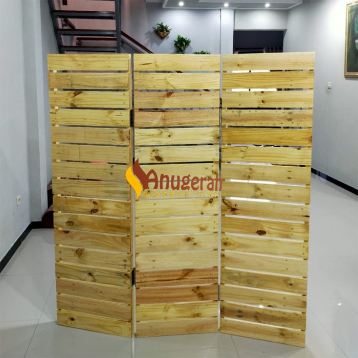 PARTISI PENYEKAT PAGAR PEMBATAS KAYU RUANGAN SKETSEL JATI BELANDA