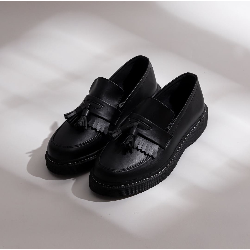 LUIZ BLACK GUM ORIGINAL x LVNATICA Sepatu Loafers Hitam Pria Slip On Formal Casual Kerja Kantor Slop Resmi Kantoran Pesta Wedding Kondangan Nikah Selop Jalan Santai Hangout Main Kuliah Modern Penny Loafer Semi Kulit Premium Footwear Keren Terbaru Kekinian