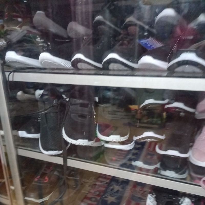 Sepatu Lelang Etalase 1