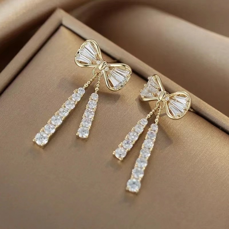 1pasang Busur Panjang Anting Drop Earrings Harian Korea Fashion INS Gaya Berlian Imitasi Populer Full Berlian Ikatan Simpul Earrings Indah Elegan Mengkilap Peri Perhiasan Untuk Wanita Perempuan