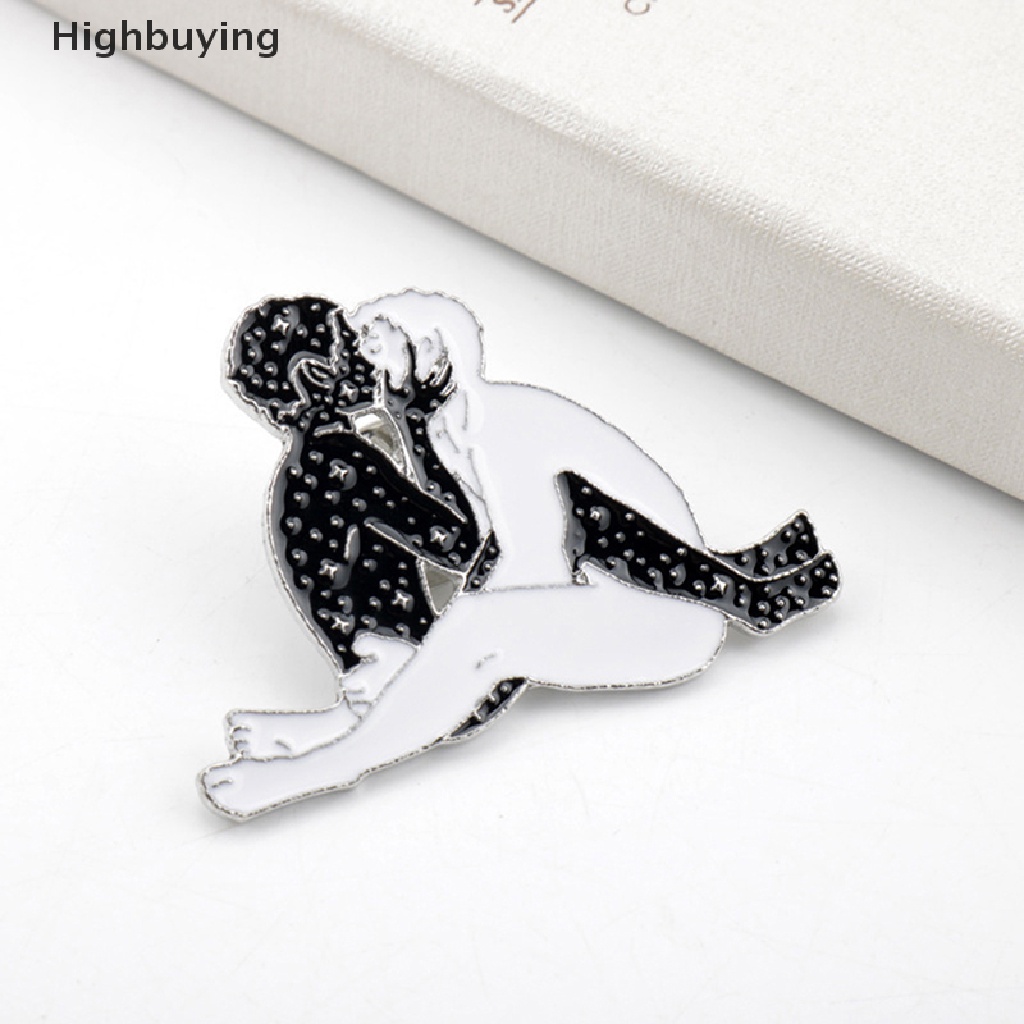 Hbid Enamel Man and Man Hugging Kissing Pins Hitam Putih Merangkul Gairah Bros Lencana Perhiasan Hadiah Glory