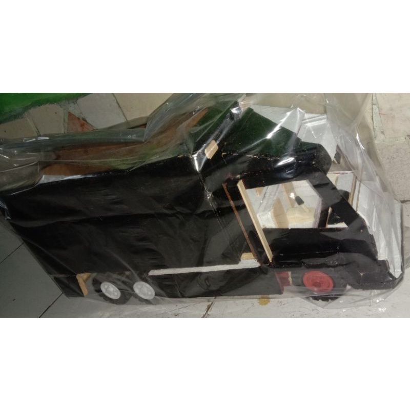 MINIATUR MENTAHAN TRUK KAYU