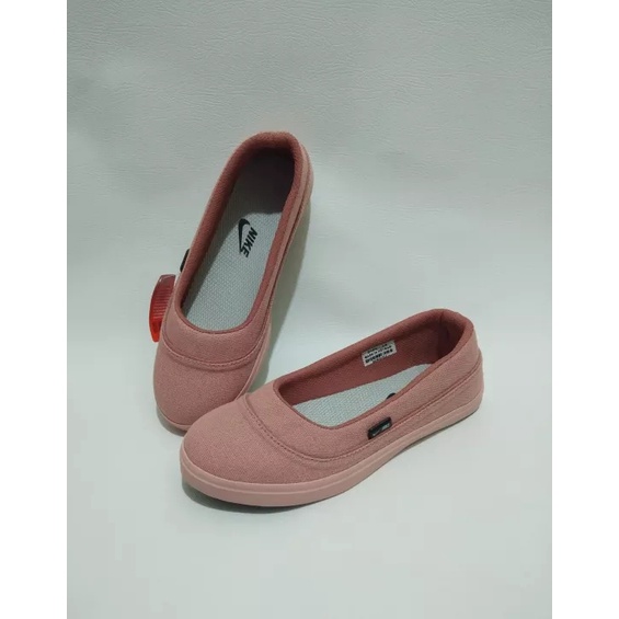 SEPATU WANITA SLIP ON  05 PUTIH POLOS.SEPATU SLIP ON TERBARU TERLARIS