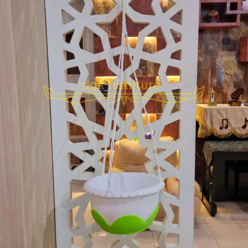 Pot Bunga Tanaman Gantung Putih Bertatakan Tatakan Alas Warna Warni Diameter 18 cm Plastik