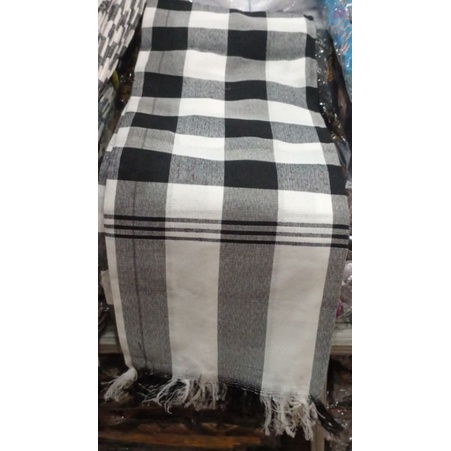 selendang poleng khas pakaian adat bali