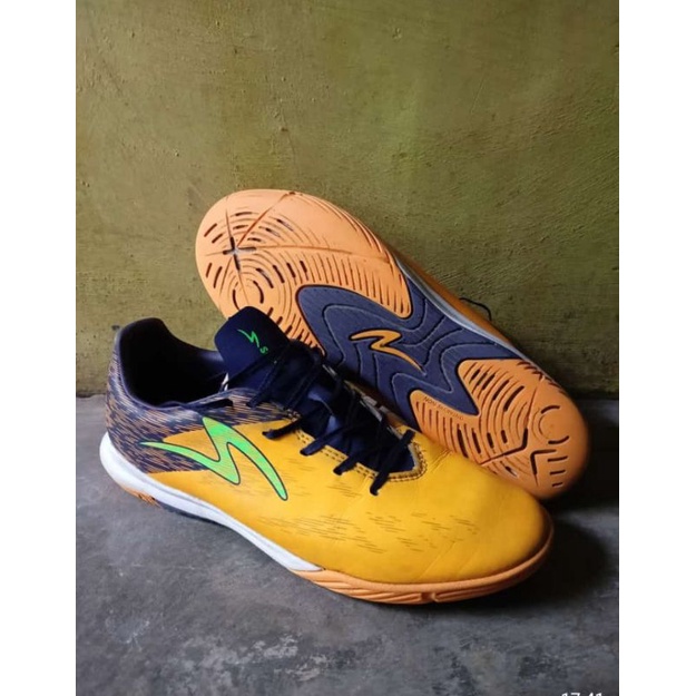 [SECOND]sepatu futsal specs alpha pro in size 40 orange/black/green/white