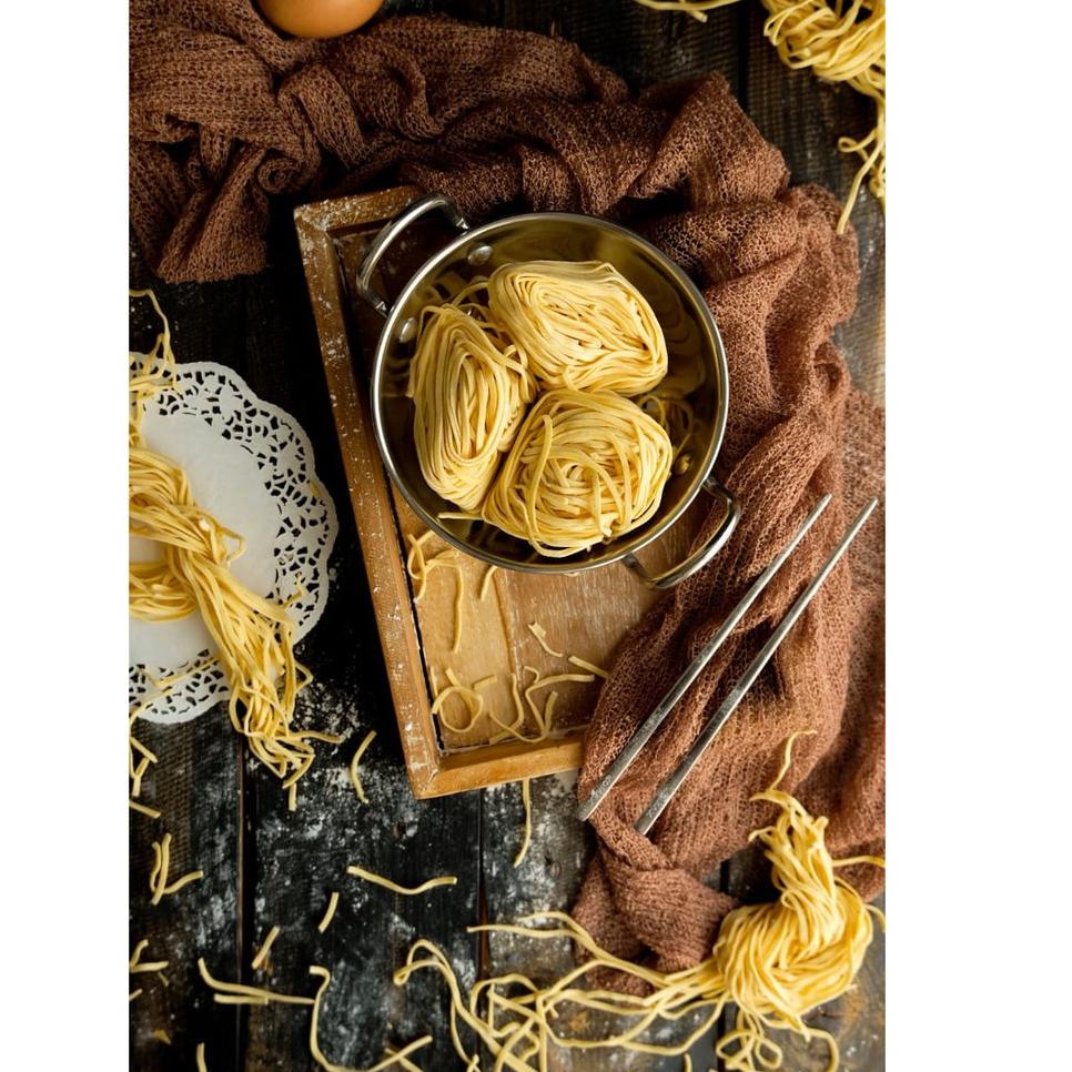 

(COD )NEW_PRODUCT Mie Pangsit (Gepeng/Pipih) dan Mie Ayam (Bulat)1 Kg ( Isi 12 porsi)