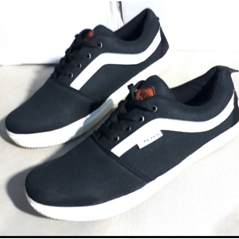 Sepatu sneakers Hitam putih sepatu Vans Hitam putih sepatu sokolah cewek cowok