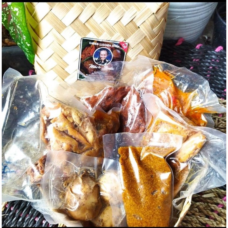 Mbok Lindu Frozen Food Paket C Gudeg Jogja sudah termasuk Gudeg, Areh, Krecek dan lauk pilihan