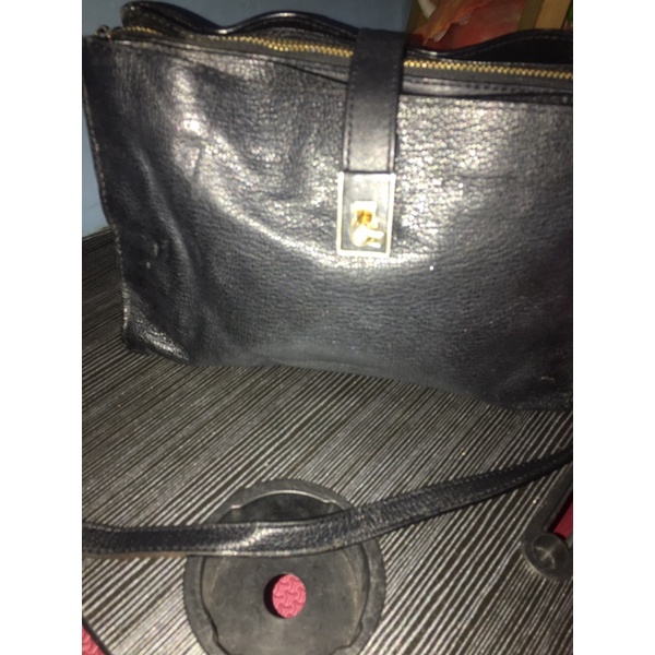 Preloved sling bag brand Samantha Thavasa