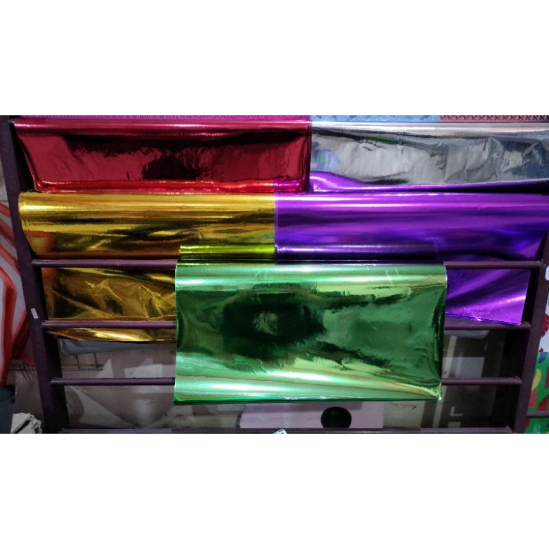 

Kertas Kado Mengkilap (per 1 lembar)