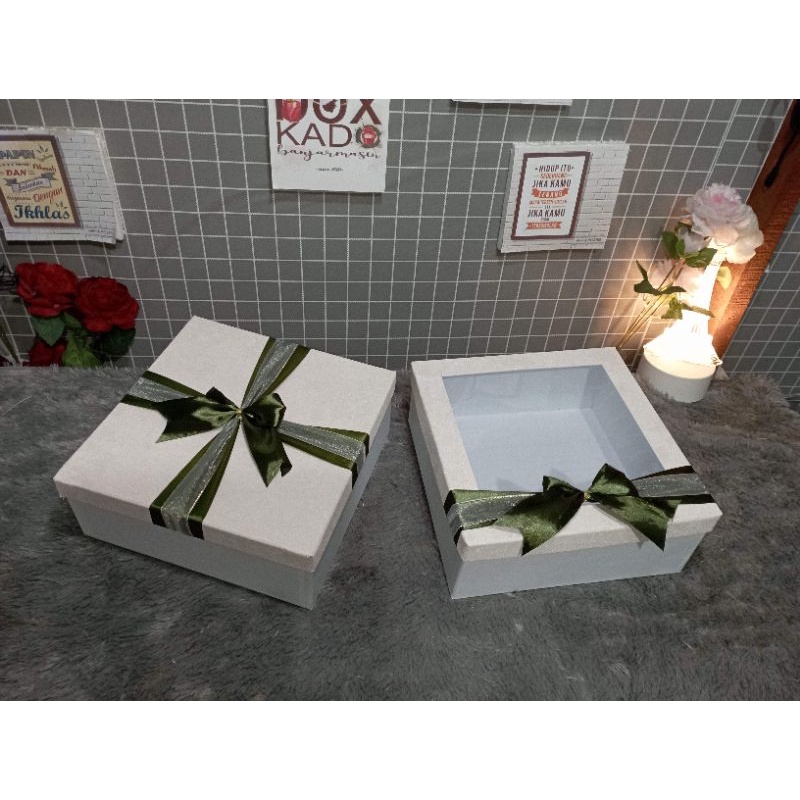 

Box Kado Putih Ukuran 25cm x 25cm Tinggi 10