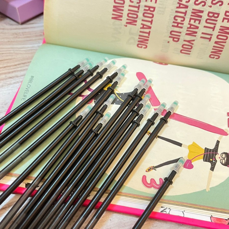 

REFILL PEN TINTA HITAM ERASABLE BISA DIHAPUS 1 PCS HARGA MURAH REFIL PEN HITAM POLOS ALAT TULIS STATIONARY SEKOLAH DAN KANTOR LENGKAP BISA COD