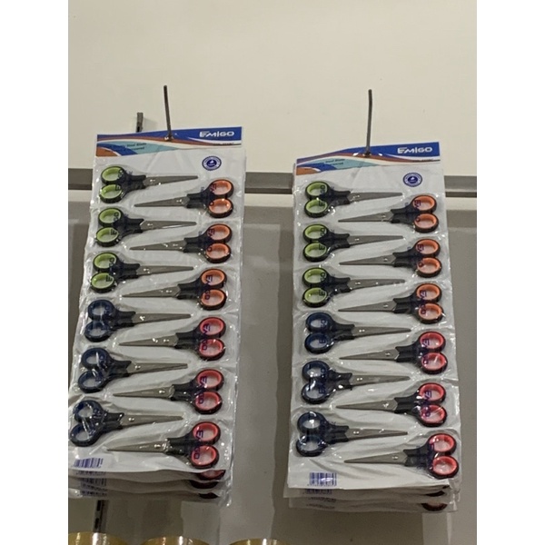 

Gunting ukuran sedang / gunting kertas sedang