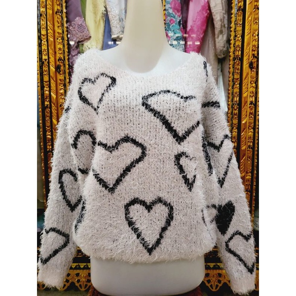 Sweater Fuzzy Broken White / Sweater Bulu Motif Love Putih Gading