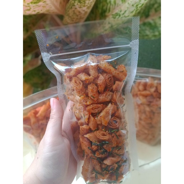 

KERIPIK KULIT LUMPIA GORENG / SNACK VIRAL / CEMILAN ENAK / KULPI PEDAS BALADO GURIH/