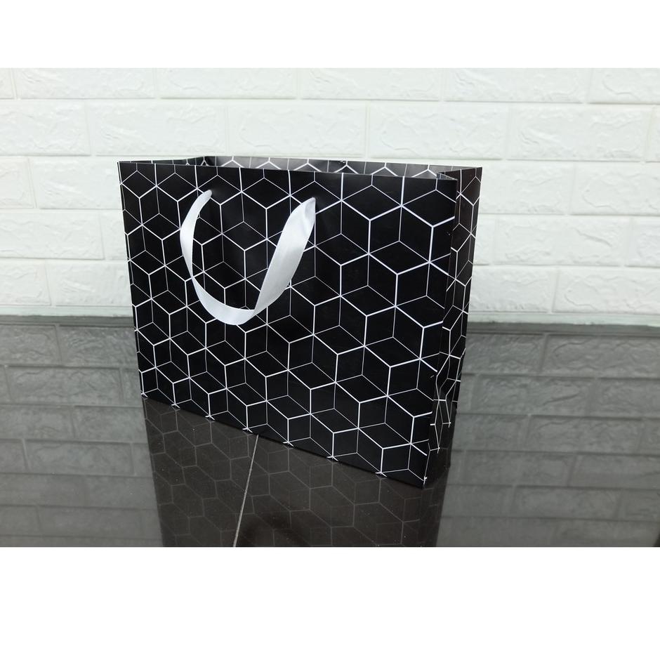

ㅔ Paperbag Motif Jala Uk. 32,5 x 25 x 14 cm げ