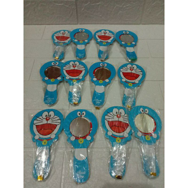 Souvenir kaca Doraemon / cermin karakter kemasan plastik isi 50 pcs