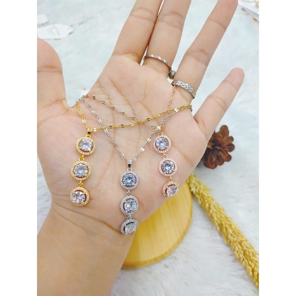 Kalung titanium baris 3 permata elegan wanita