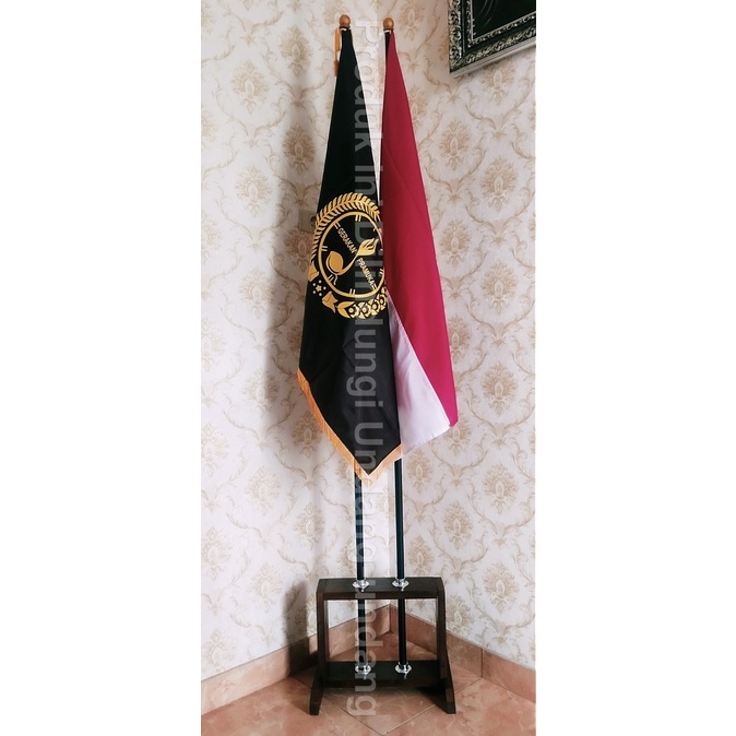 

Paket Tatakan 2 lubang + Tiang + Bendera Gerakan Pramuka dan Bendera Merah Putih