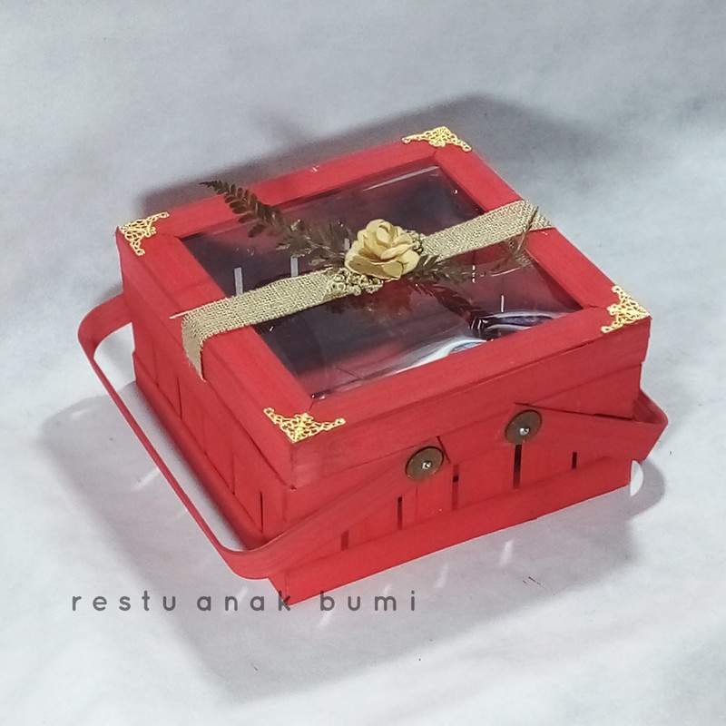 

Keranjang Bambu Merah 25x25 Mika Pita Rustic Flat/seserahan/hantaran/nikah/makanan/telor asin/snack/sembako/pengajian/pesta/hajatan/hadiah/kado/natal/ulang tahun