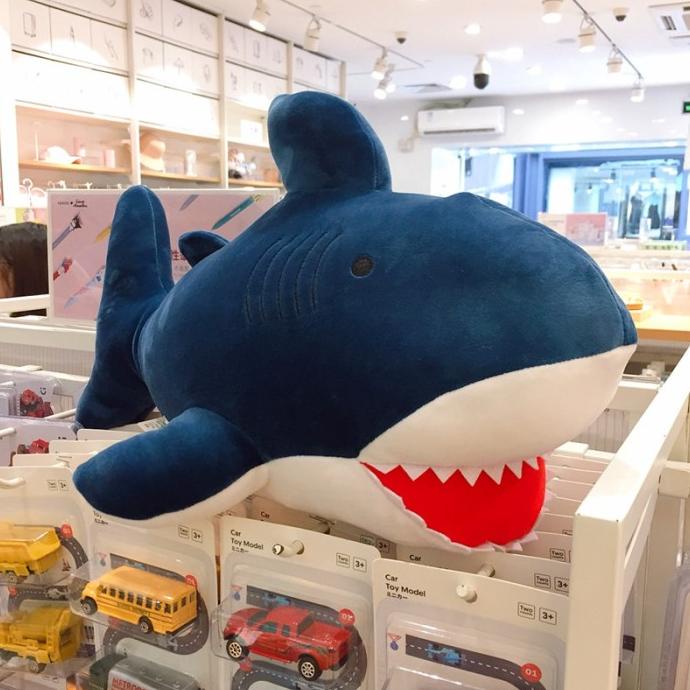 MINISO Boneka Lucu Hiu Bantal Tidur Anak Boneka Mainan Mewah 51cm