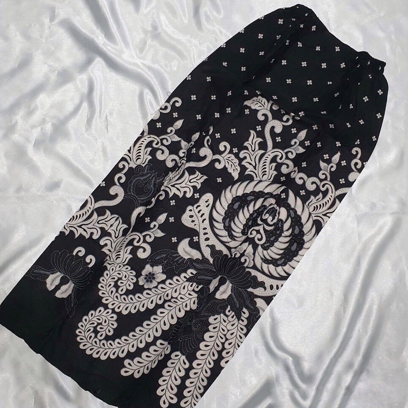 Preloved Rok Batik Span Hitam Putih