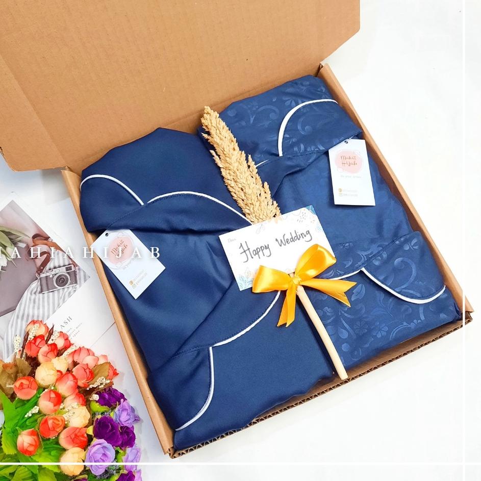 

Diskon Flash Hampers Wedding Set Piyama Couple / Kado Pernikahan / Hadiah anniversary pasangan