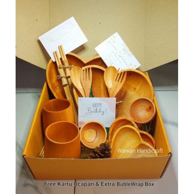 

hampers couple/hampers wedding/kado pernikahan/hadia romantis/free gift card/set alat makan kayu mahoni A027