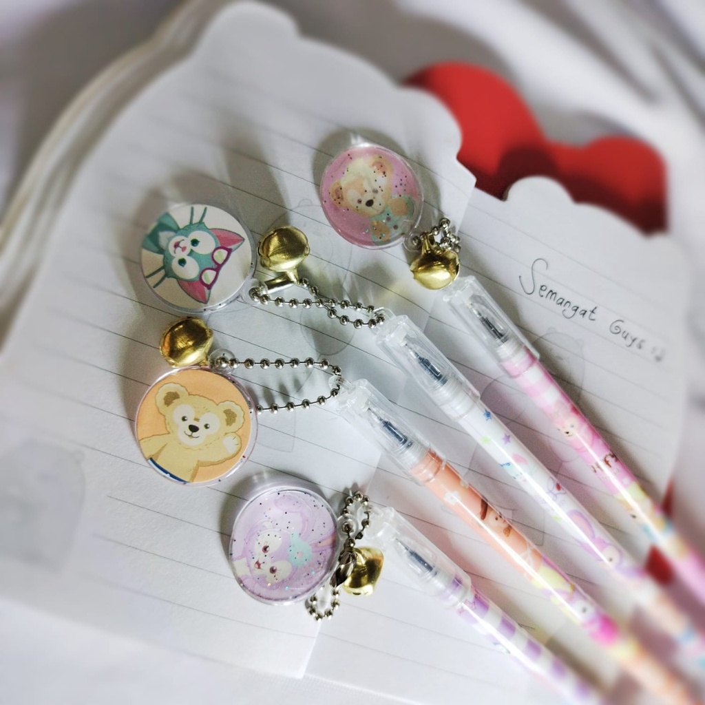 

PULPEN GANTUNGAN DUFFY & FRIENDS LUCU BANGET ADA LONCENG NYA TINTA HITAM TERMURAH PEN GANTUNGAN KOIN GAMBAR KARTUN DUFY CAT IMUT ALAT TULIS SEKOLAH STATIONARY UNIK BISA COD