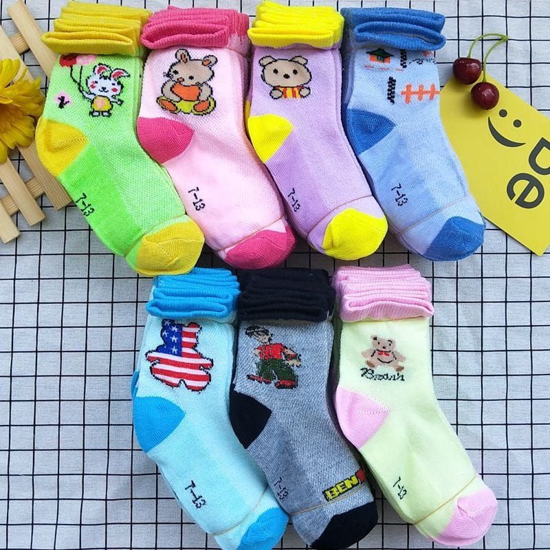 Kaus kaki kartun anak-anak meregang