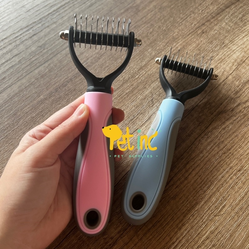 Tom removes knot comb (sisir pemecah gimbal)