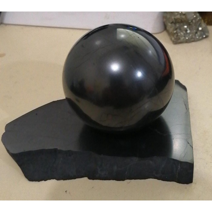 

SHUNGITE SPHERE BOLA SHUNGITE (SUDAH TERMASUK TATAKAN)