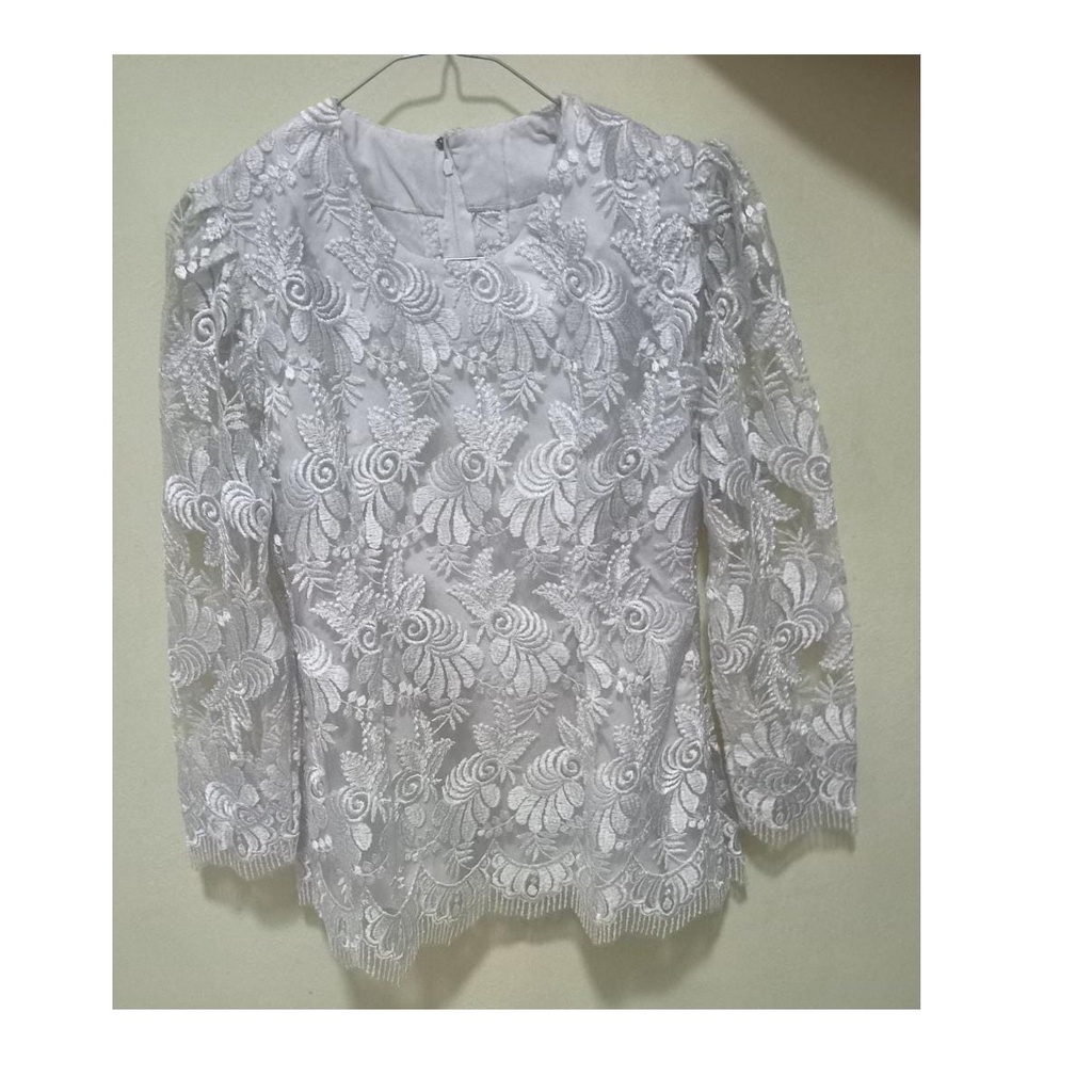 Preloved PL Baju Kebaya Brukat Atasan Wanita Putih Lengan Panjang dengan Puring di dalam Borkat Brok