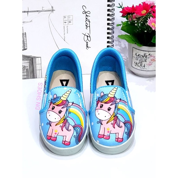 Sepatu Anak Perempuan slip on motif Unicorn Biru murah