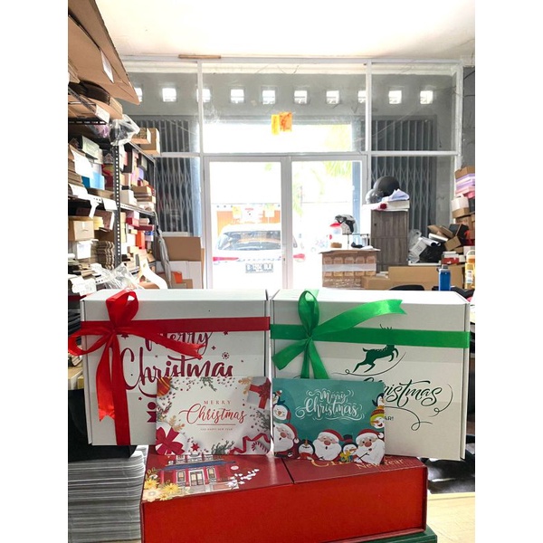 

Box Corrugated Earlock Merry Christmas & Happy New Year(termasuk pita ama kartu ucapan)