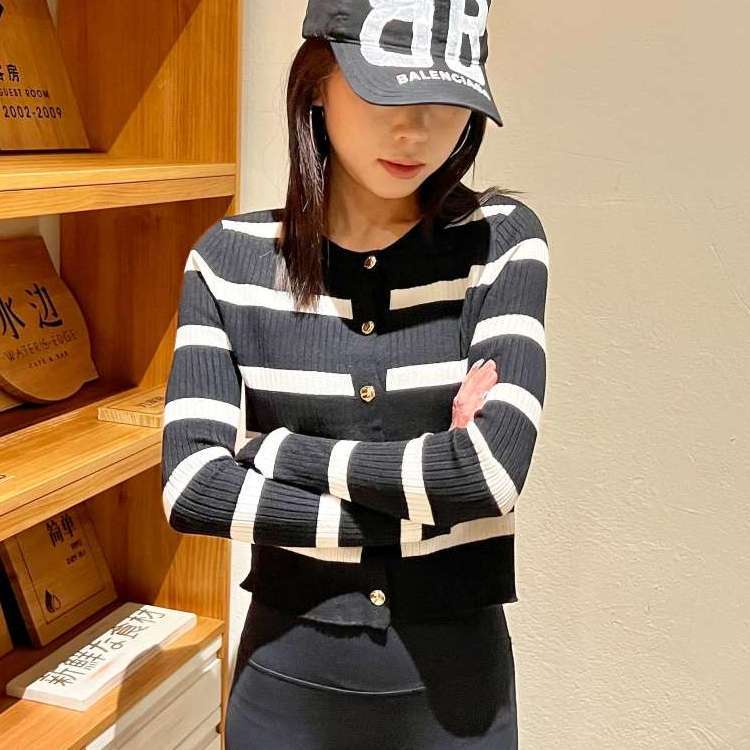 Cardigan Sweater Bergaris Slim Fit Inner Wear Kasual Lengan Panjang High-End Tombol Sayang Sweater W