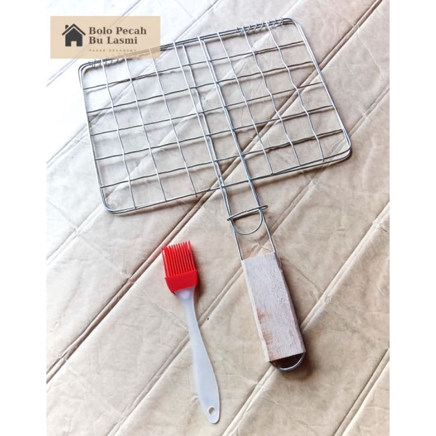 FREE KUAS SILIKON Japitan Panggangan Jepit Gagang Kayu GEPENG / Bakaran Sate Ikan Ayam Bakar / Japit