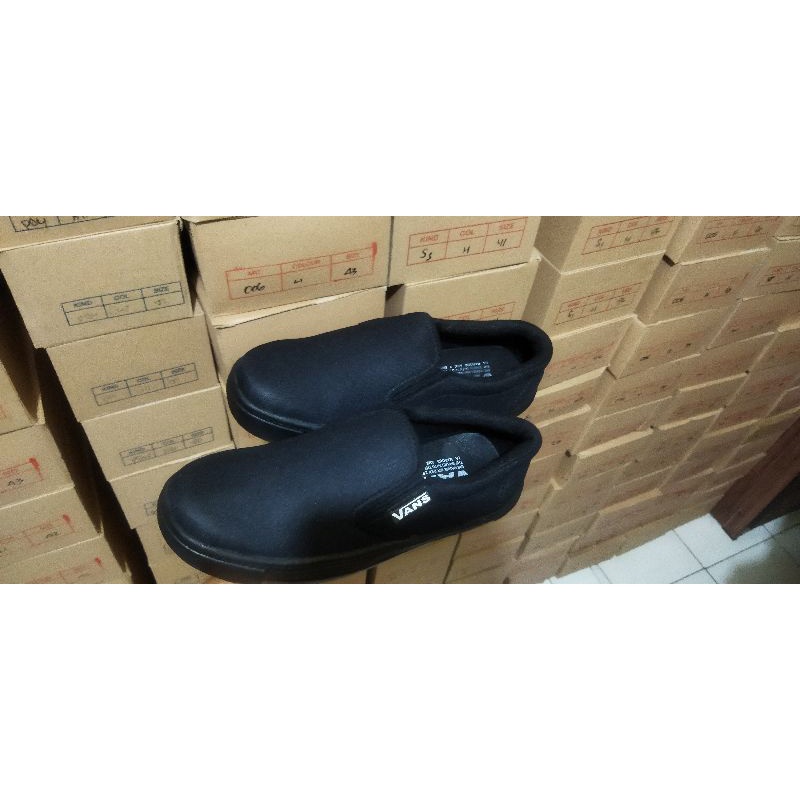 Sepatu slip on Hitam polos Sepatu pria Vans Hitam polos slip on