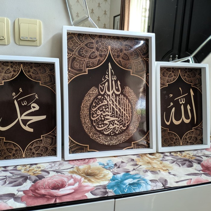 

Lukisan Kaligrafi - Lukisan Kaligrafi Set Ayat Kursi Dan Allah Muhammad Black Gold Ukir -
